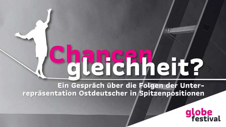 Schwarzweiß-Foto auf dem mit pink-weißer Schrift der Veranstaltungstitel steht