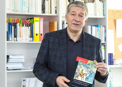 Professor Matthias Middell mit dem von ihm herausgegebenen "Routledge Handbook of Transregional Studies". Professor Matthias Middell mit dem von ihm herausgegebenen "Routledge Handbook of Transregional Studies".