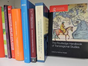 Bücherregal mit Publikationen des SFB 1199