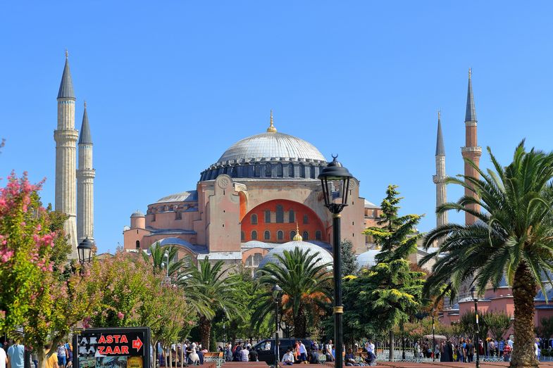 Bis zur osmanischen Eroberung Konstantinopels im Jahr 1453 war die Hagia Sophia die Kathedrale des Griechisch-Orthodoxen Patriarchats. Danach wurde sie in eine Moschee konvertiert. 1934 wurde sie säkularisiert und 1935 als Museum eröffnet.