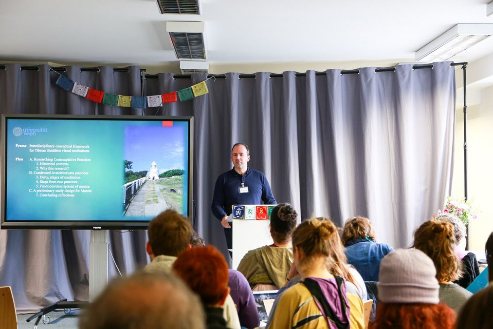 enlarge the image: Prof. Dr. Jim Rheingans hält seinen Vortrag