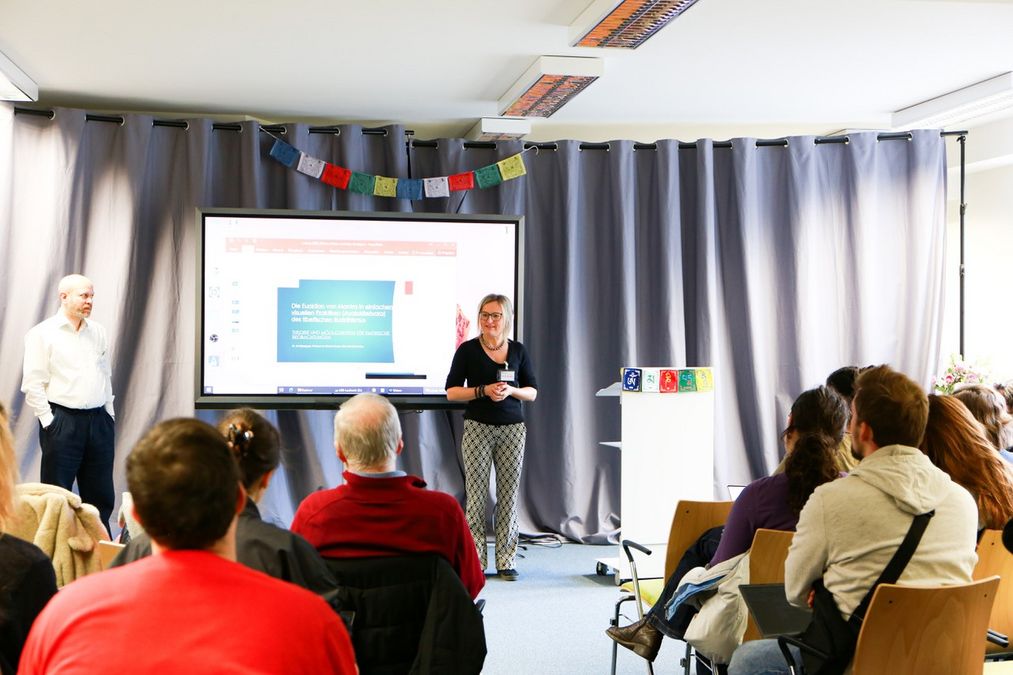 enlarge the image: Prof. Dr. Jowitha Kramer und Dr. Marco Walther begrüßen zum Workshop "Resilienz und Transformation durch kontemplative Praktiken"