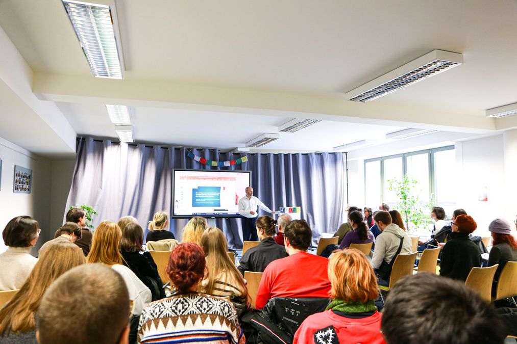 enlarge the image: Dr. Marco Walther stellt den ersten Vortragenden vor