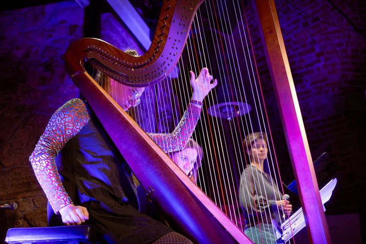 Babett Niclas, Friederike Merkel und Milena Gürtler (v.l.n.r.) führen ihr Musik- und Performancestück "Freiheit im Kopf" bei der Wissenschaftsshow ARTeFact auf.