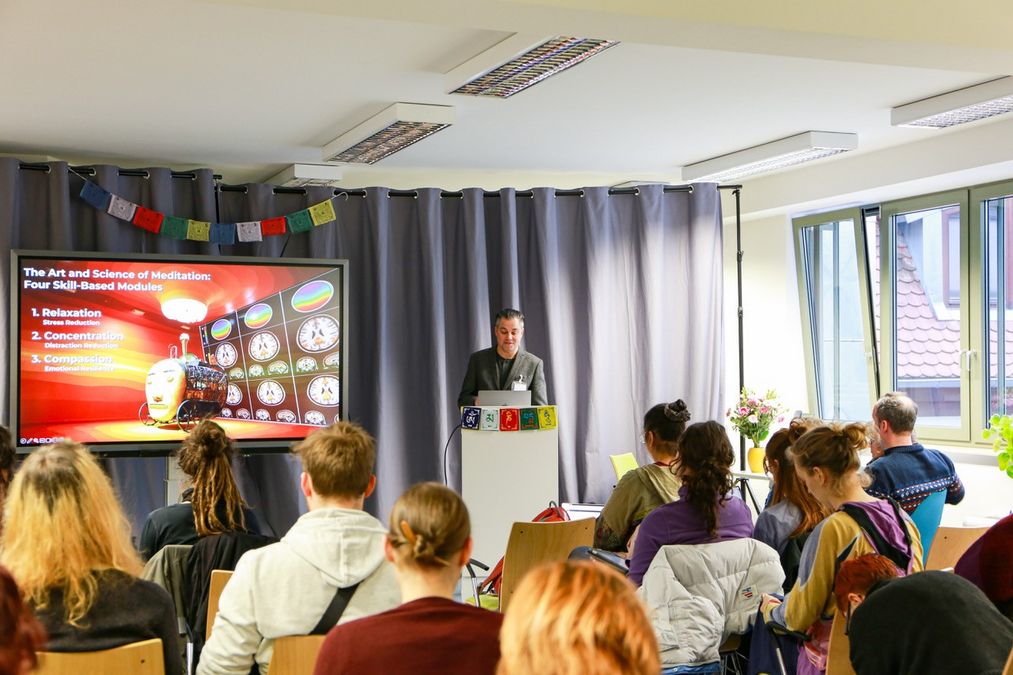 enlarge the image: Prof. Dr. Dan Hirshberg hält seinen Vortrag