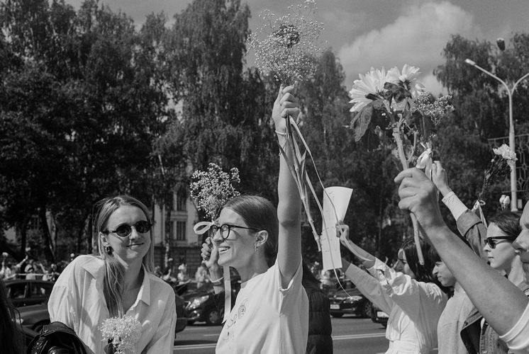 Oft mit Blumen und ganz in Weiß demonstrieren die belarussischen Frauen und spielen dabei bewusst mit Bildern der „Harmlosigkeit des Weiblichen“. / Foto: Olya_Schnarkevich_Unsplash.com