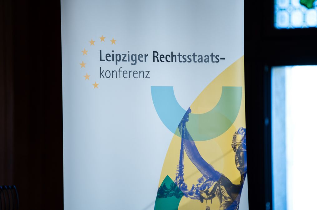 zur Vergrößerungsansicht des Bildes: Plakat mit Aufschrift Leipziger Rechtsstaatskonferenz