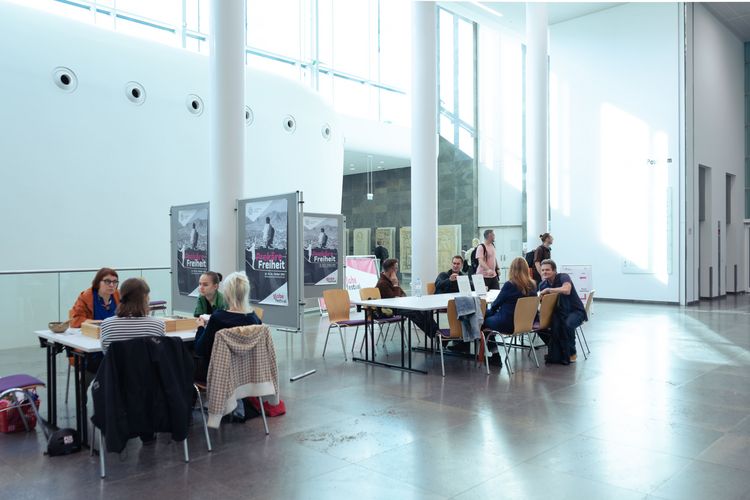 Teilnehmende an Tischen für Workshops, Meet a Scientist und für Nachgesprächen zu Panels .