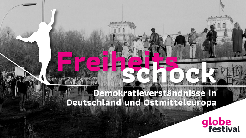 Schwarzweiß-Foto auf dem mit pink-weißer Schrift der Veranstaltungstitel steht