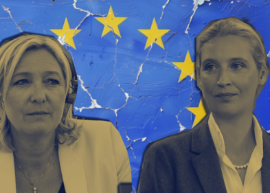 Marine Le Pen und Alice Weidel, im Hintergrund eine Wand mit bröckelnder Farbe, welche die Flagge der EU abbildet